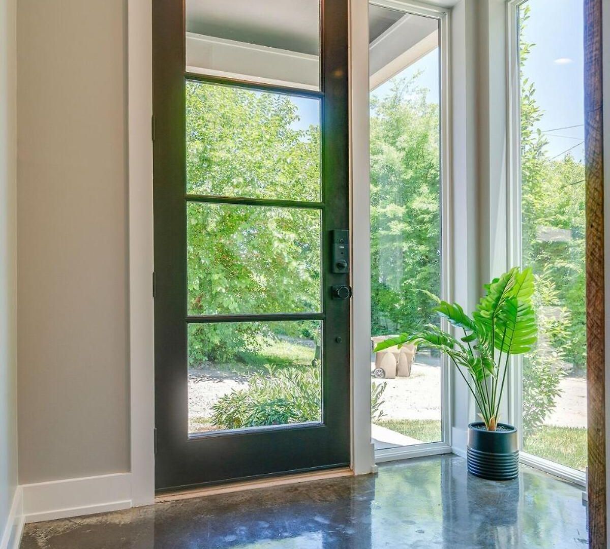Stylish 4bed Retreat With Rooftop, Garage, Peloton, Sleeps 12, Fire Table, Gourmet Kitchen, Cozy Living Space, Dedicated Parking, Near Distilleries, Marathon Village And Nightlife, Chic Skyline Views, 24 Hour Hospitality * Nashville