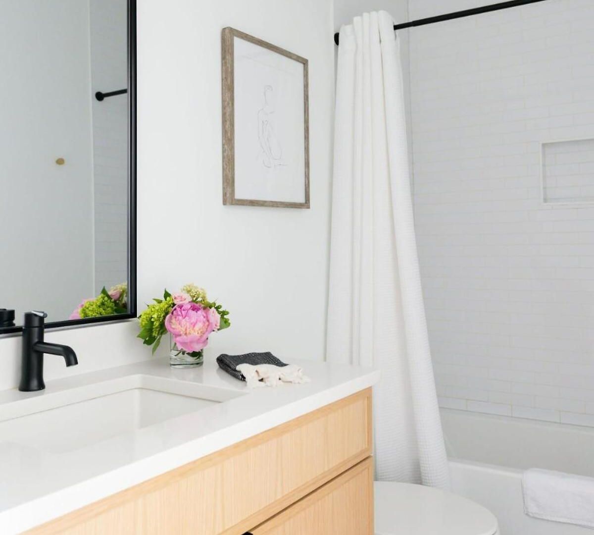 6 Bed With En Baths, Host Up To 20, Rooftops, Parking, Gourmet Kitchens, Cozy Living Spaces, Skyline Views & Fire Table, Near Downtown, Distilleries & Marathon Village, High-speed Wi-fi, 24hr Hospitality Holiday home