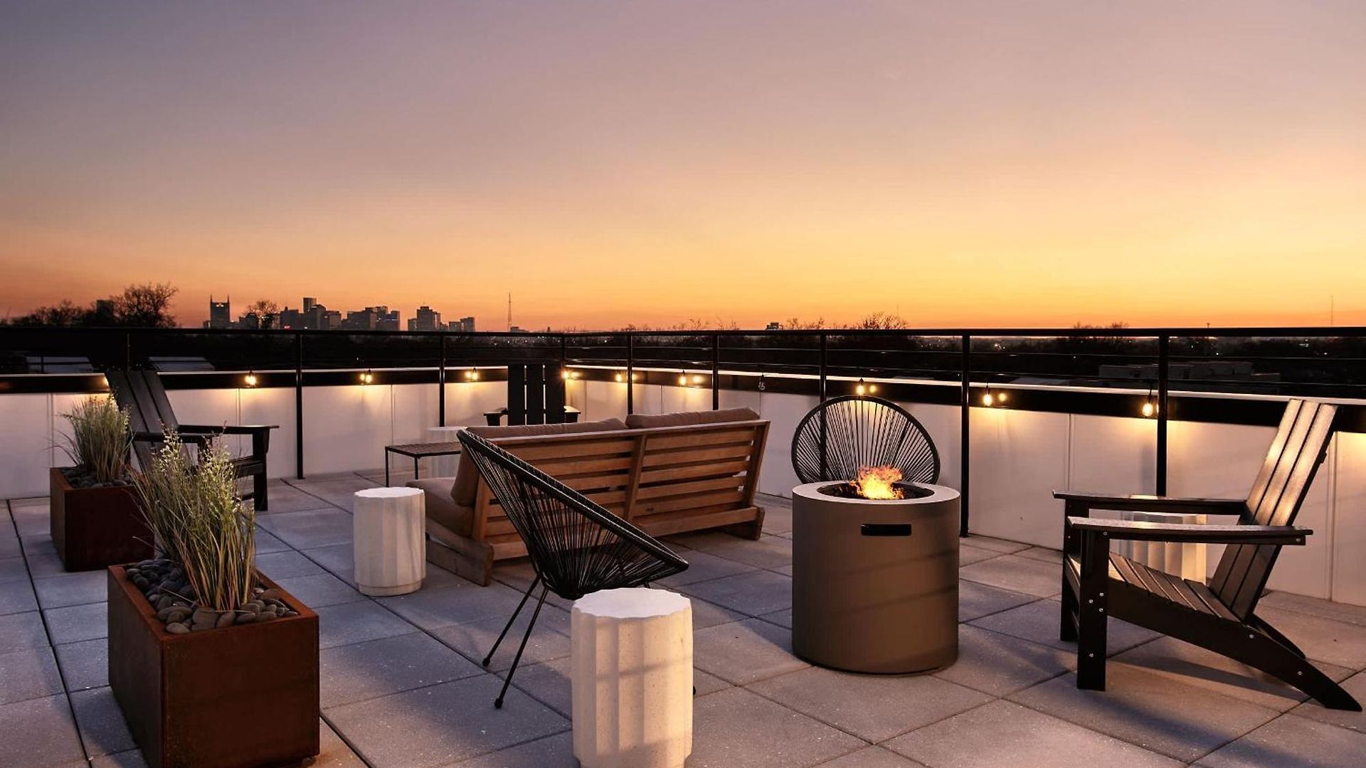 Dreamy With Fireplace, Rooftop, Gym, Parking, Sleeps 5 With King Bed, Sleeper Sofa, Hidden Bunk, Shared Rooftop And Gym, Free Dedicated Parking, Minutes To Broadway, Five Points & Grand Ole Opry, 24 Hr Hospitality Holiday home Nashville