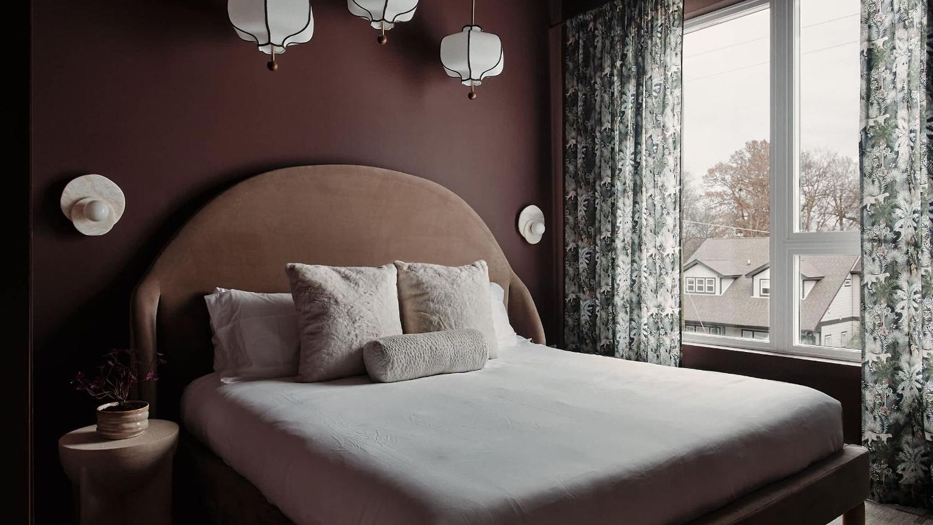 Holiday home Dreamy With Fireplace, Rooftop, Gym, Parking, Sleeps 5 With King Bed, Sleeper Sofa, Hidden Bunk, Shared Rooftop And Gym, Free Dedicated Parking, Minutes To Broadway, Five Points & Grand Ole Opry, 24 Hr Hospitality Nashville