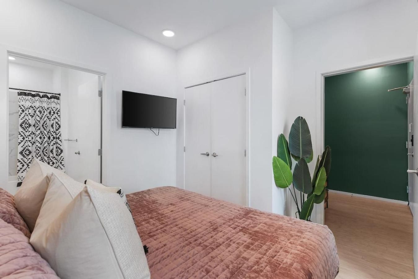 Holiday home Luxury Riverview With Patio Walk To Broadway *