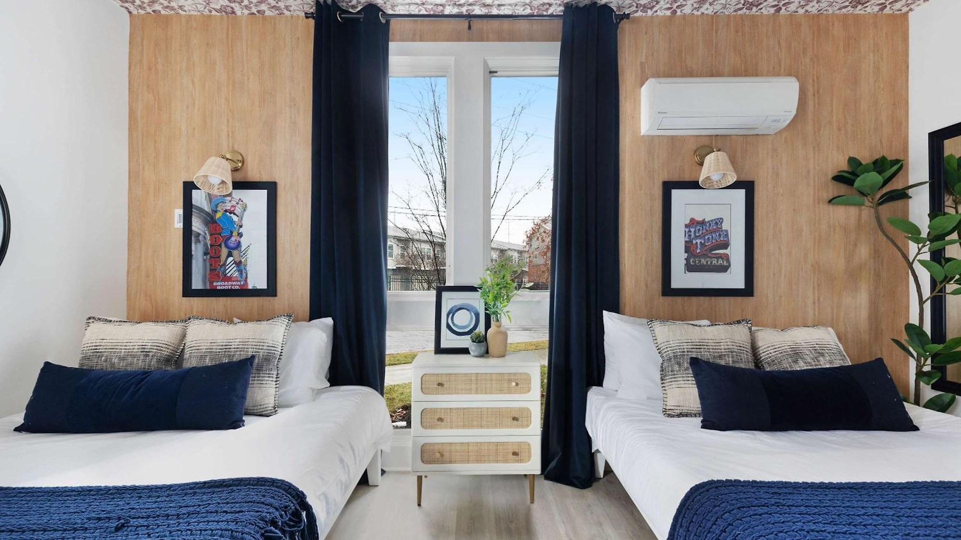 Holiday home The Iris - Walk To Dining And Nightlife Rooftop!