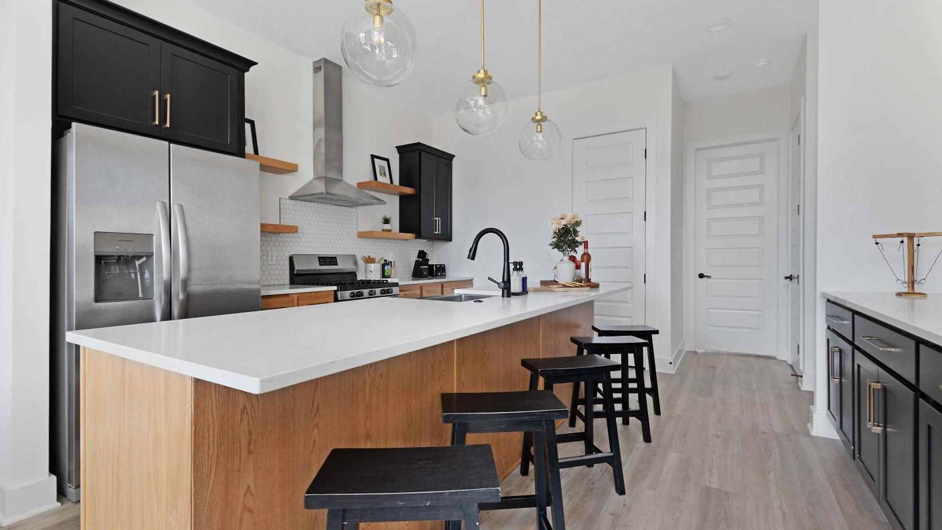 Holiday home The Sunflower - Mins To Broadway And Rooftop Patio!