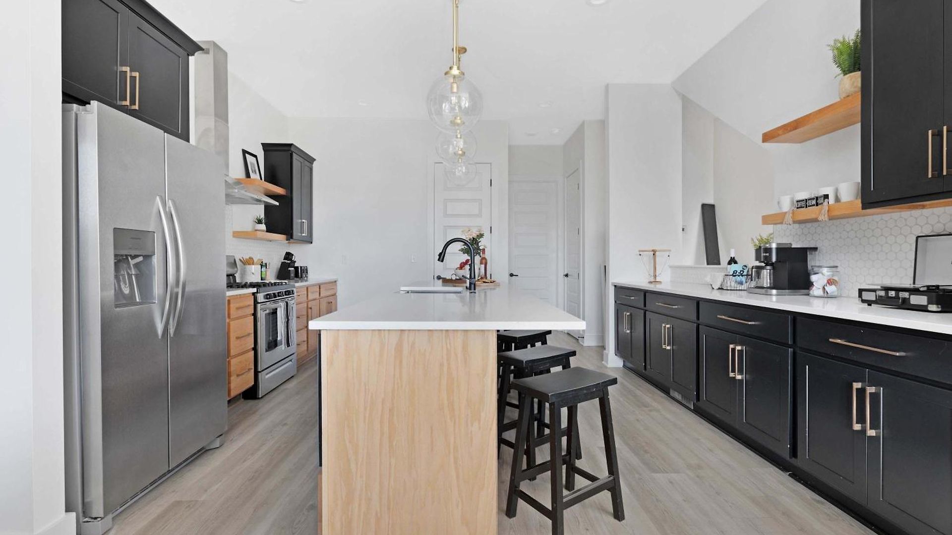 Holiday home The Sunflower - Mins To Broadway And Rooftop Patio! *