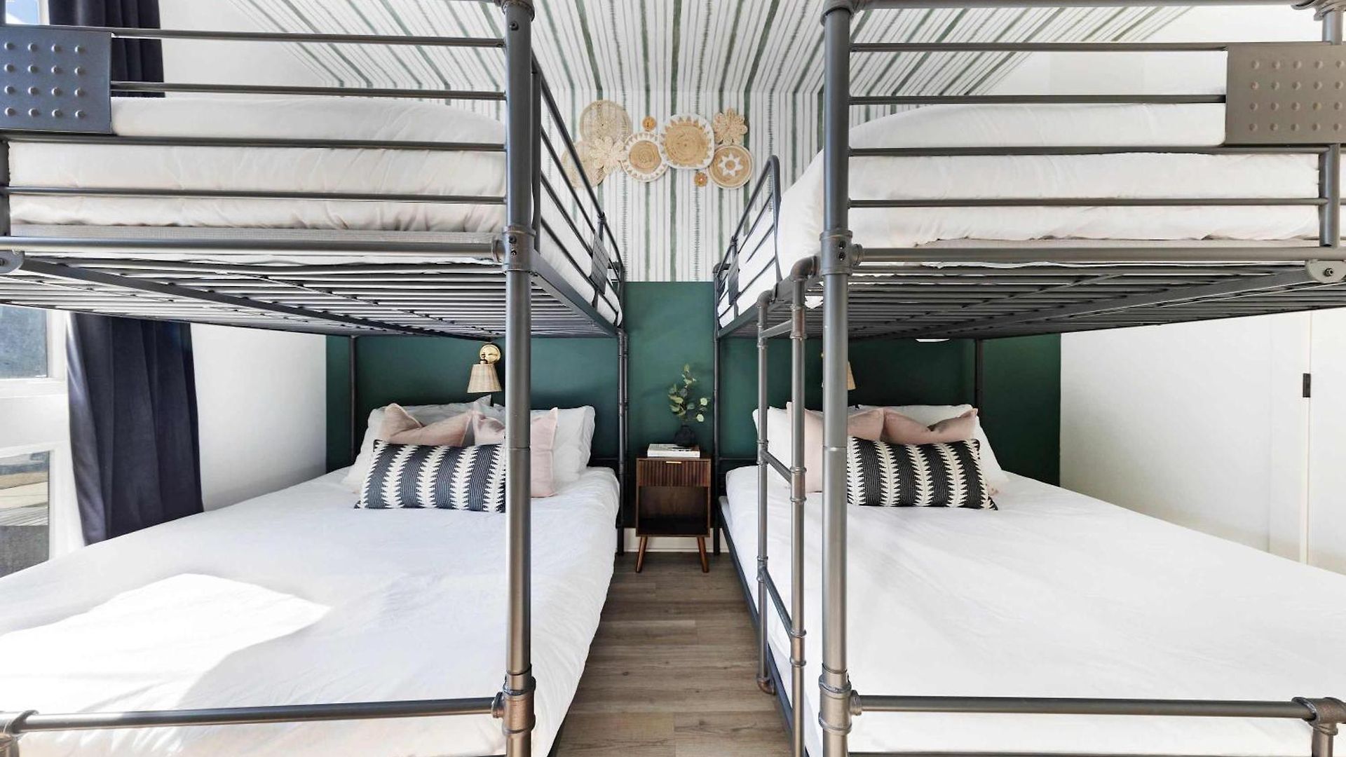 Holiday home The Sunflower - Mins To Broadway And Rooftop Patio! *