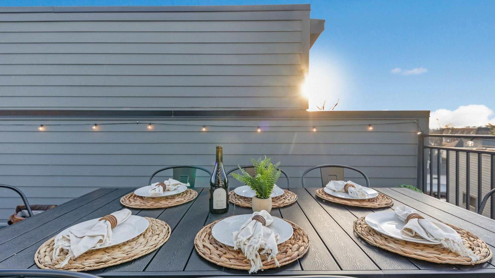 The Azalea - Walk To Dining & Nightlife, Rooftop! Holiday home