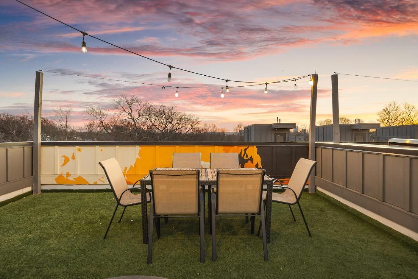 24k Escape - Rooftop Oasis, 3 Miles To Broadway! Holiday home *