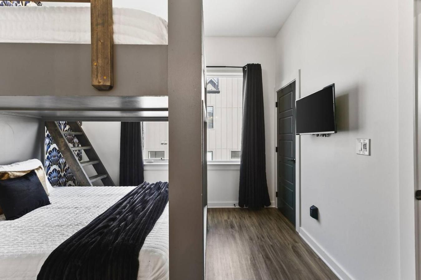 24k Escape - Rooftop Oasis, 3 Miles To Broadway!