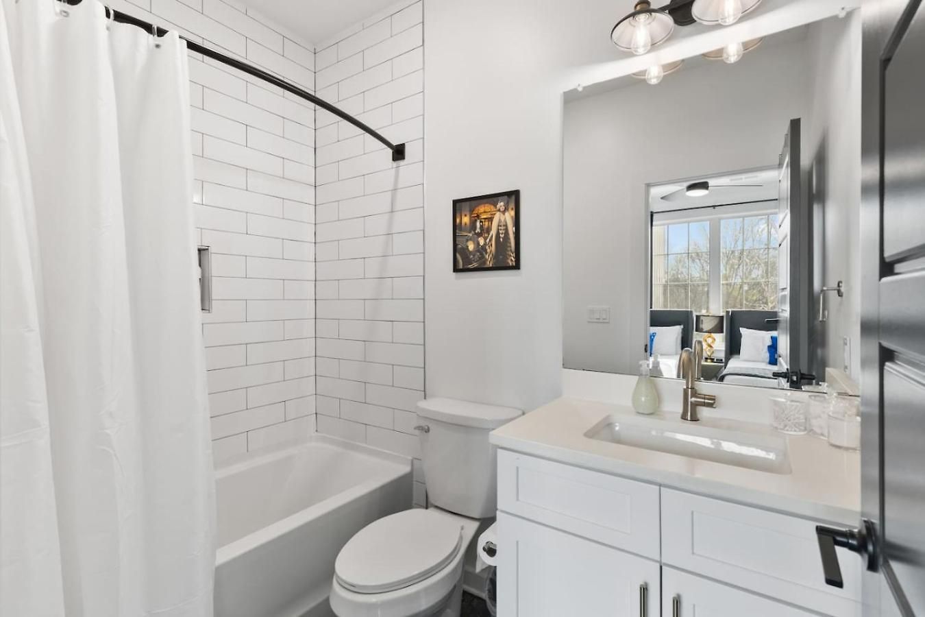 Holiday home 24k Escape - Rooftop Oasis, 3 Miles To Broadway!