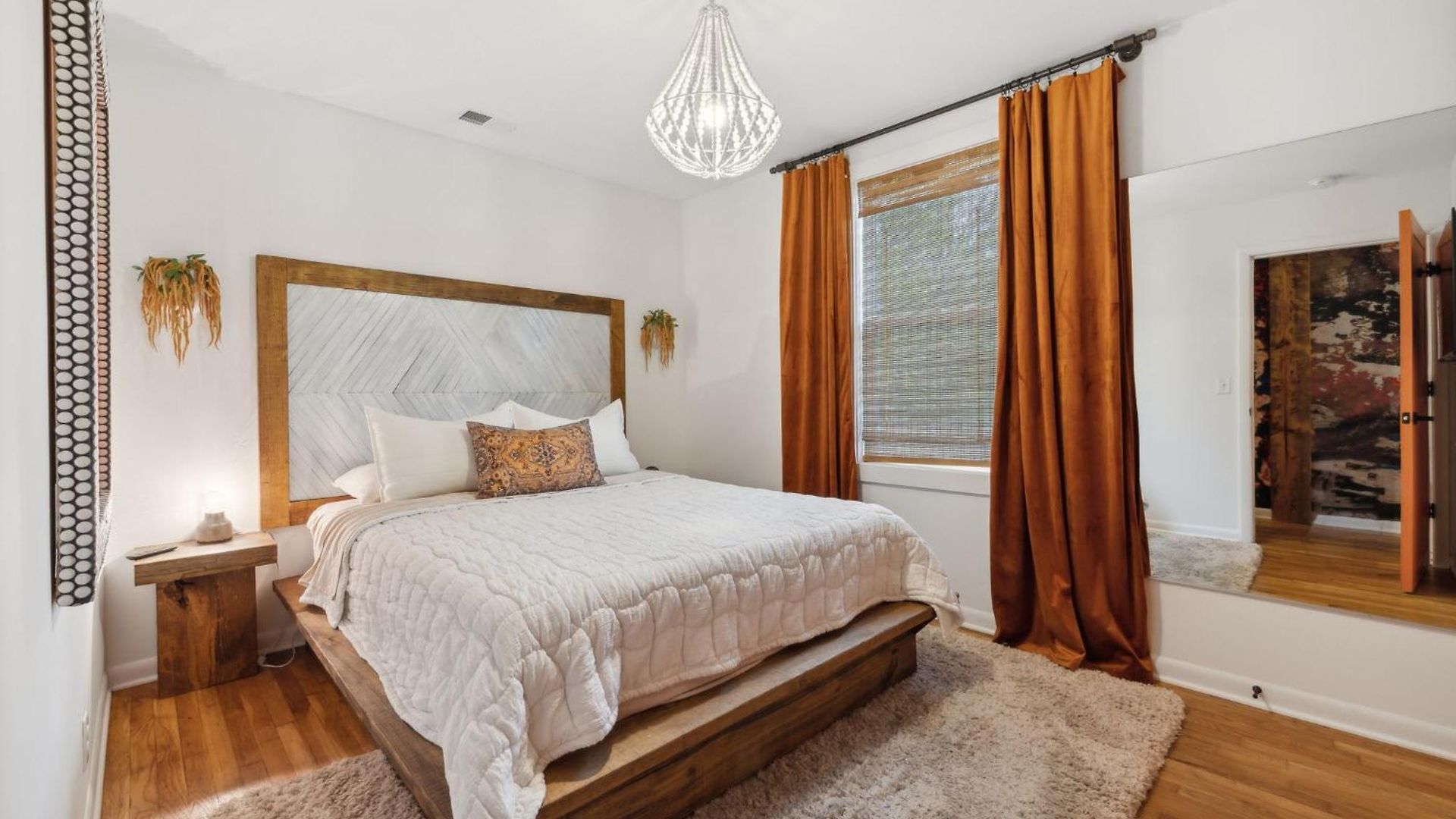 Vibey Unit In Duplex Nashville