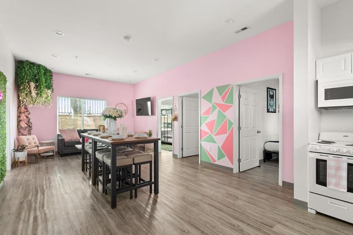 Apartment 4br Condo, Sleeps 13 - Free Parking