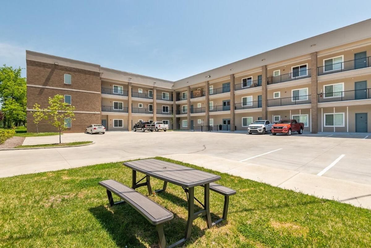 Apartment 4br Condo, Sleeps 13 - Free Parking *