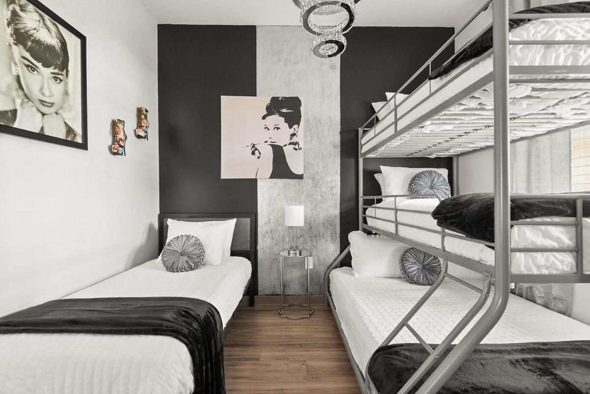 4br Condo, Sleeps 13 - Free Parking Apartment *