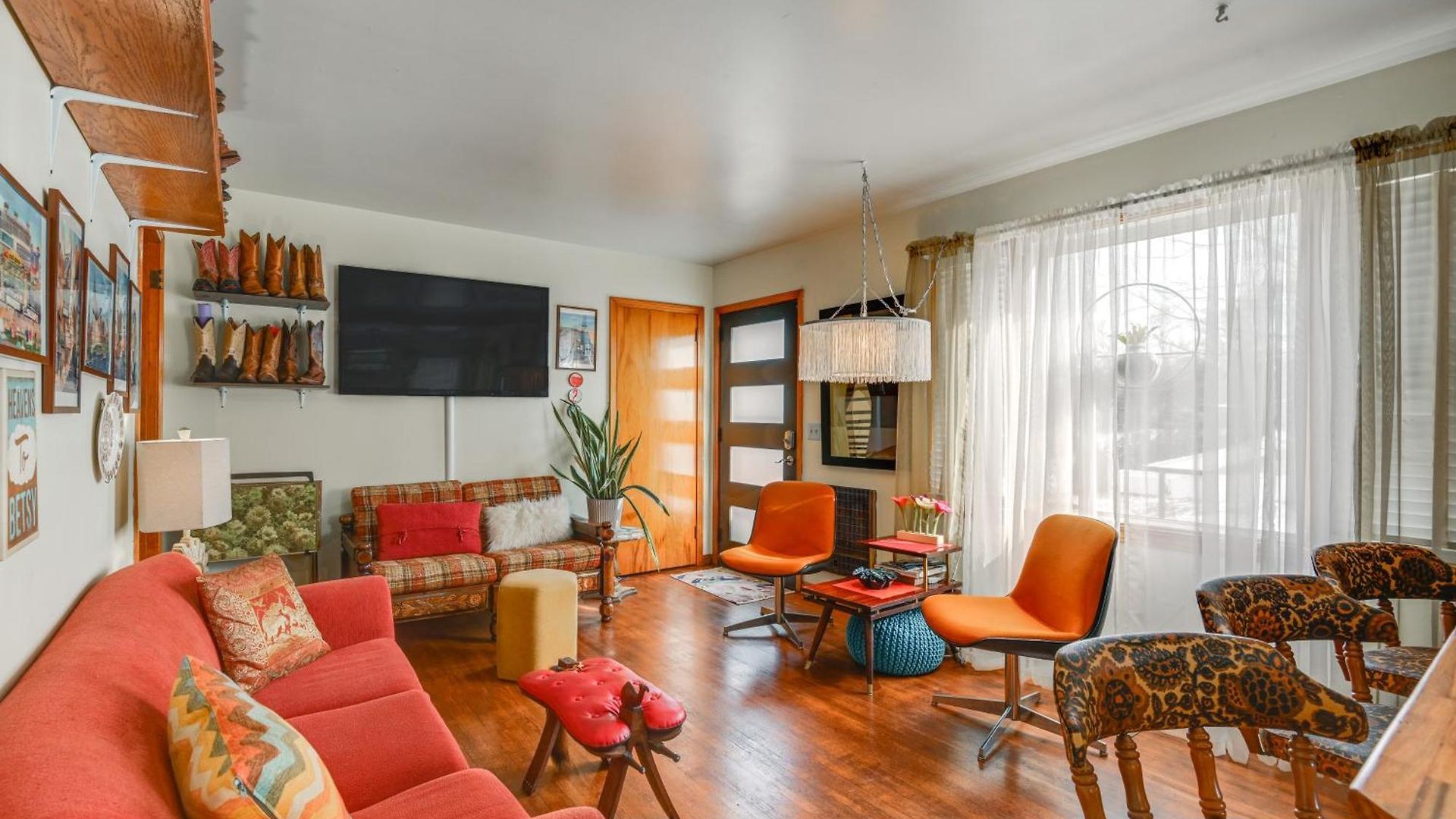 6 Mi To Downtown: 70s-themed In Nashville! *
