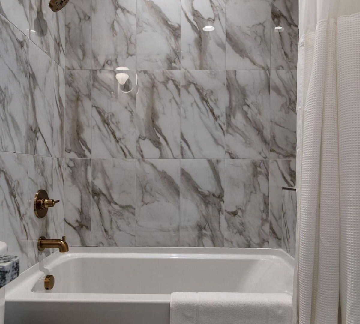 Stylish East Nash Townhouse, Walk To Favorite Eats, Cozy Den, Workspace, Smart Tvs And Fast Wifi, Full Kitchen, Garage And 24 Hr Hospitality, Near Mas Tacos, Rosepepper And Five Points, 10 Min To Broadway Nashville
