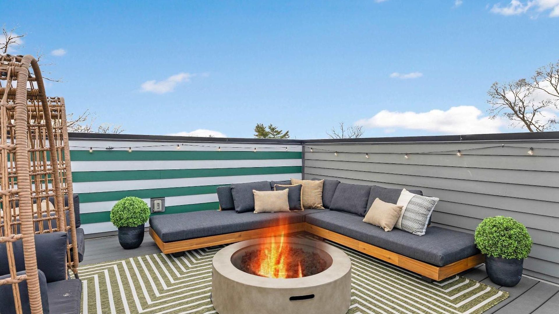 The Daylily Rooftop Patio, Steps To Dining *
