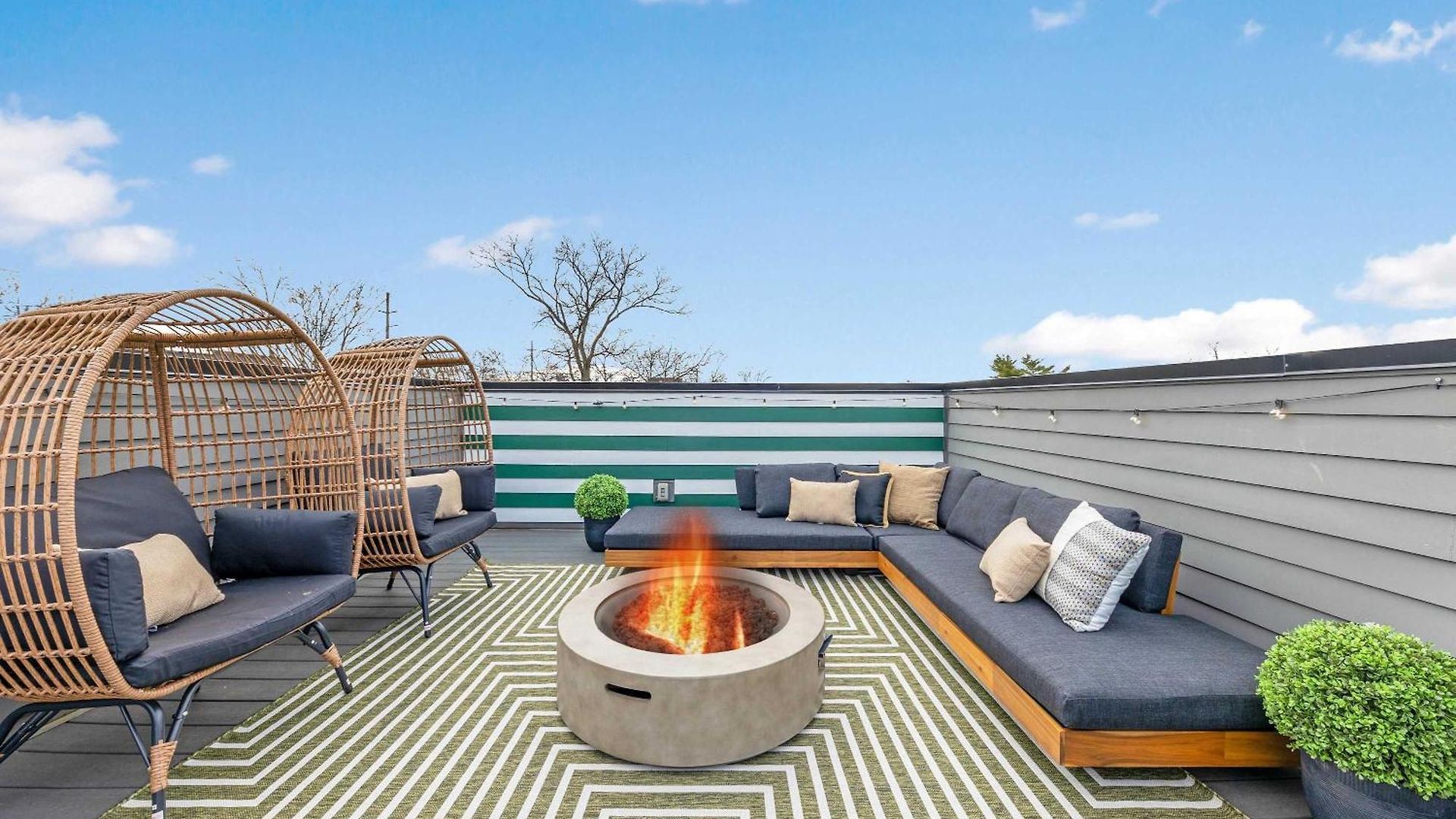 Holiday home The Daylily Rooftop Patio, Steps To Dining