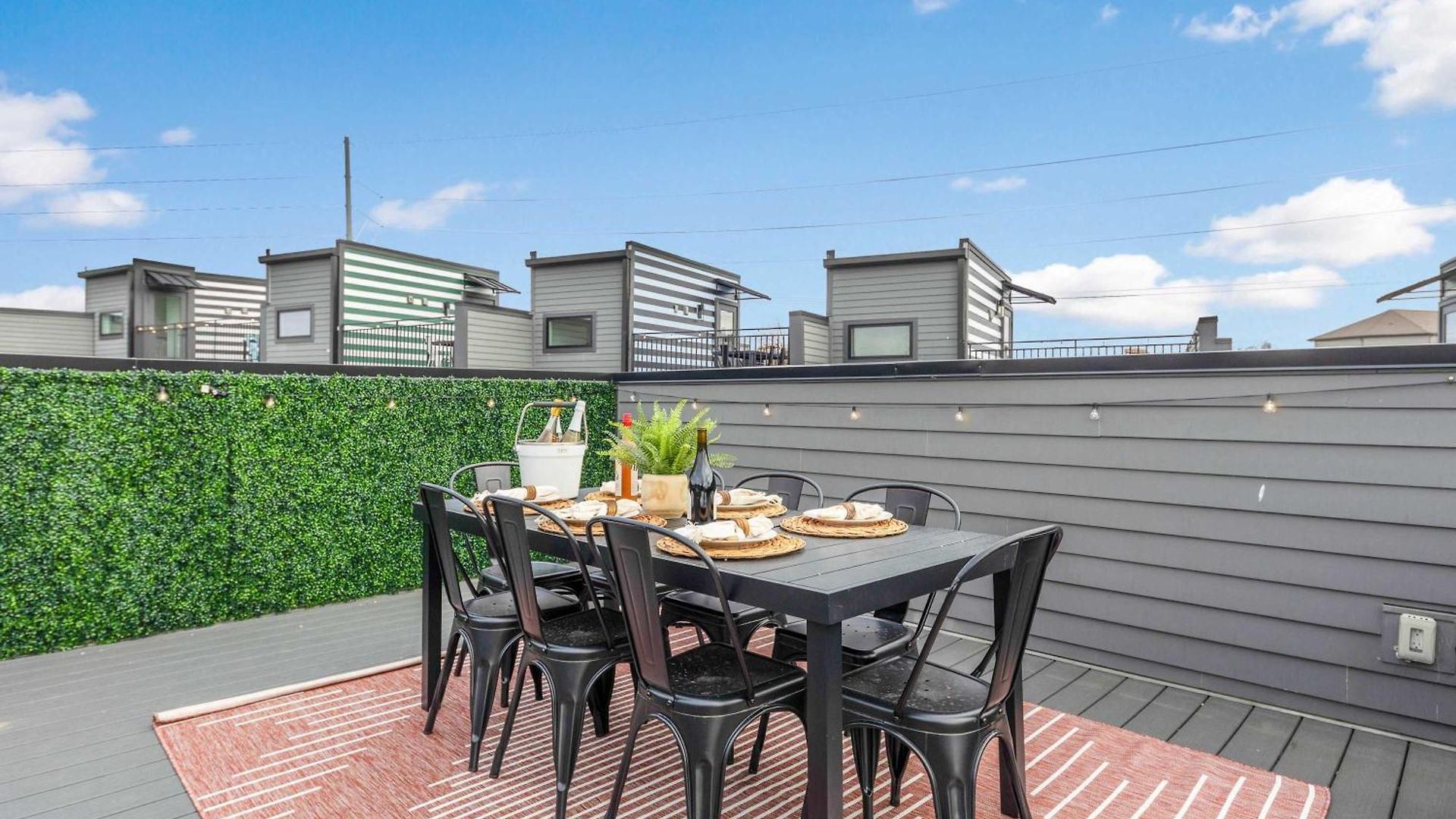 The Daylily Rooftop Patio, Steps To Dining *