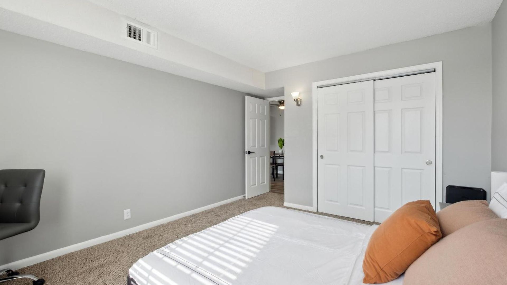 Brentwood C2 I Cozy & Comfy I 1bd I Free Parking Apartment