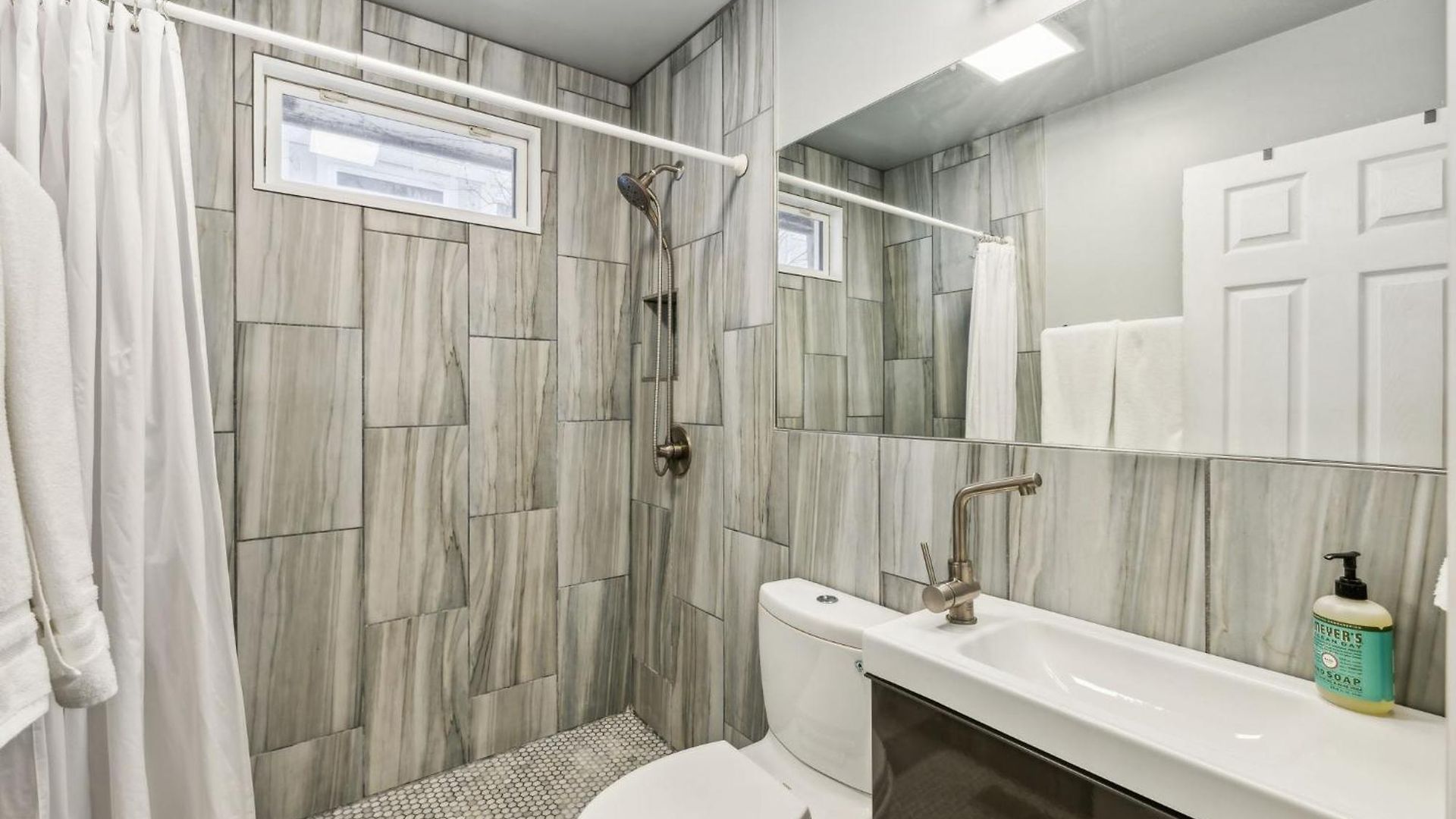 Family Friends And Free Parking Close To Downtown *