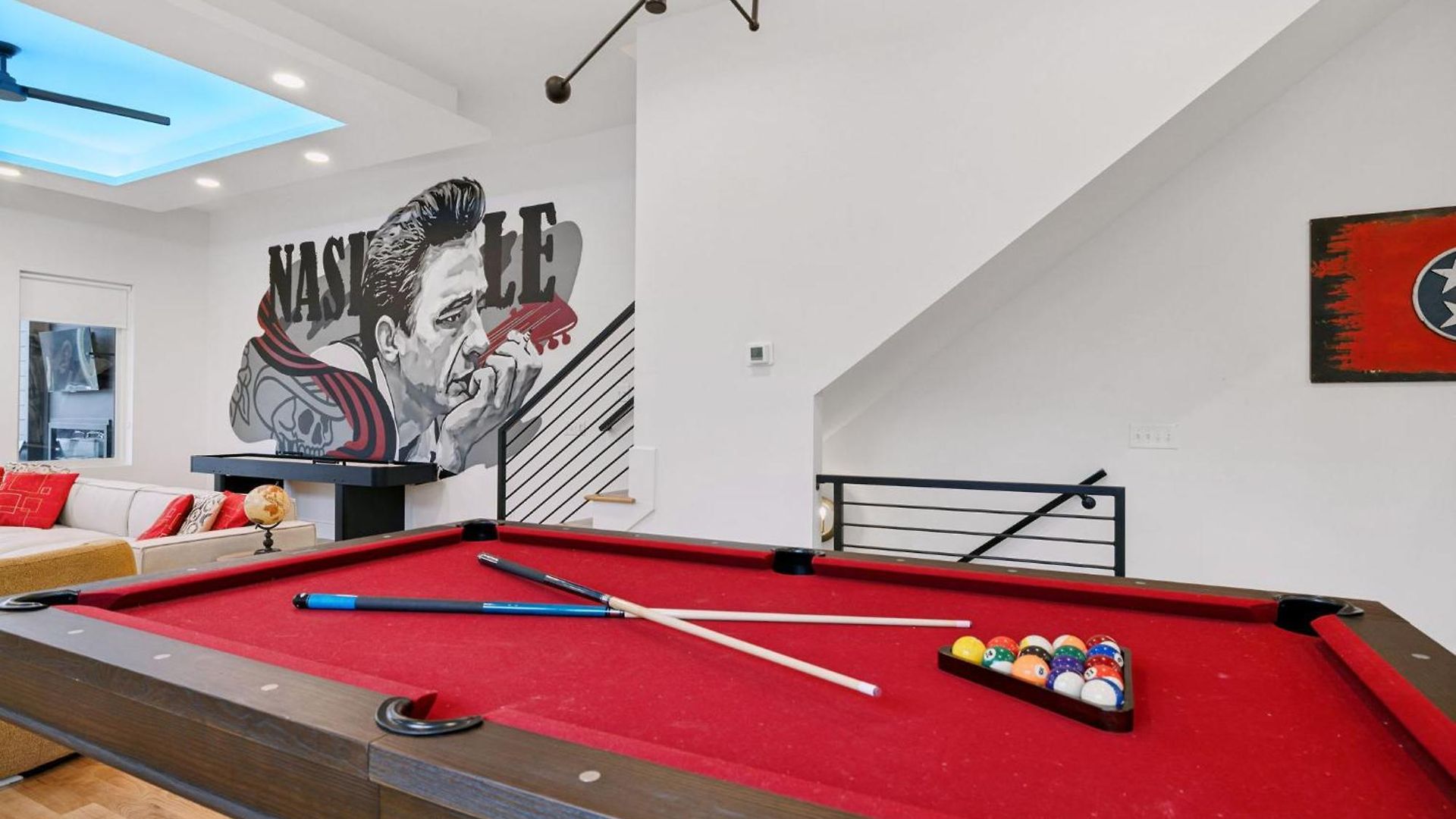Stylish Multi-level Retreat Rooftop & Pool Table Holiday home Nashville