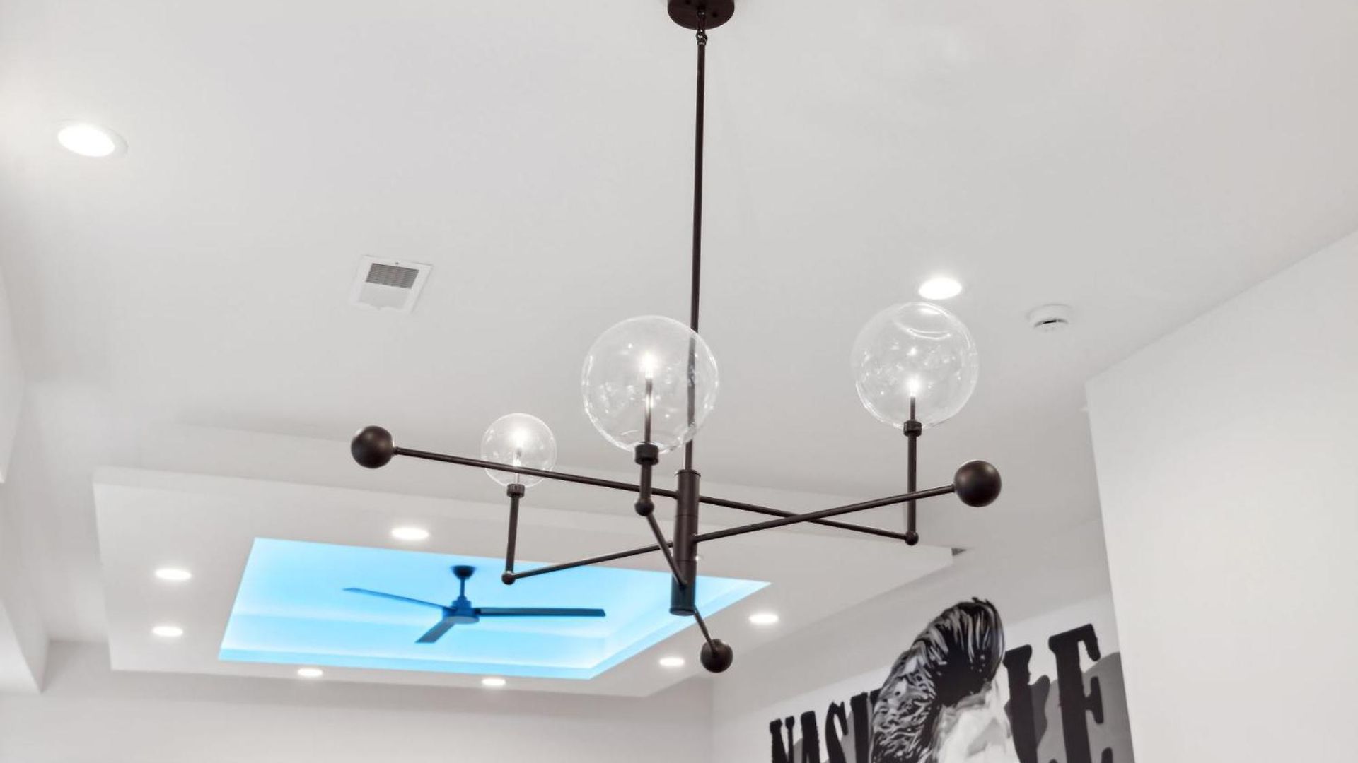 Stylish Multi-level Retreat Rooftop & Pool Table Holiday home