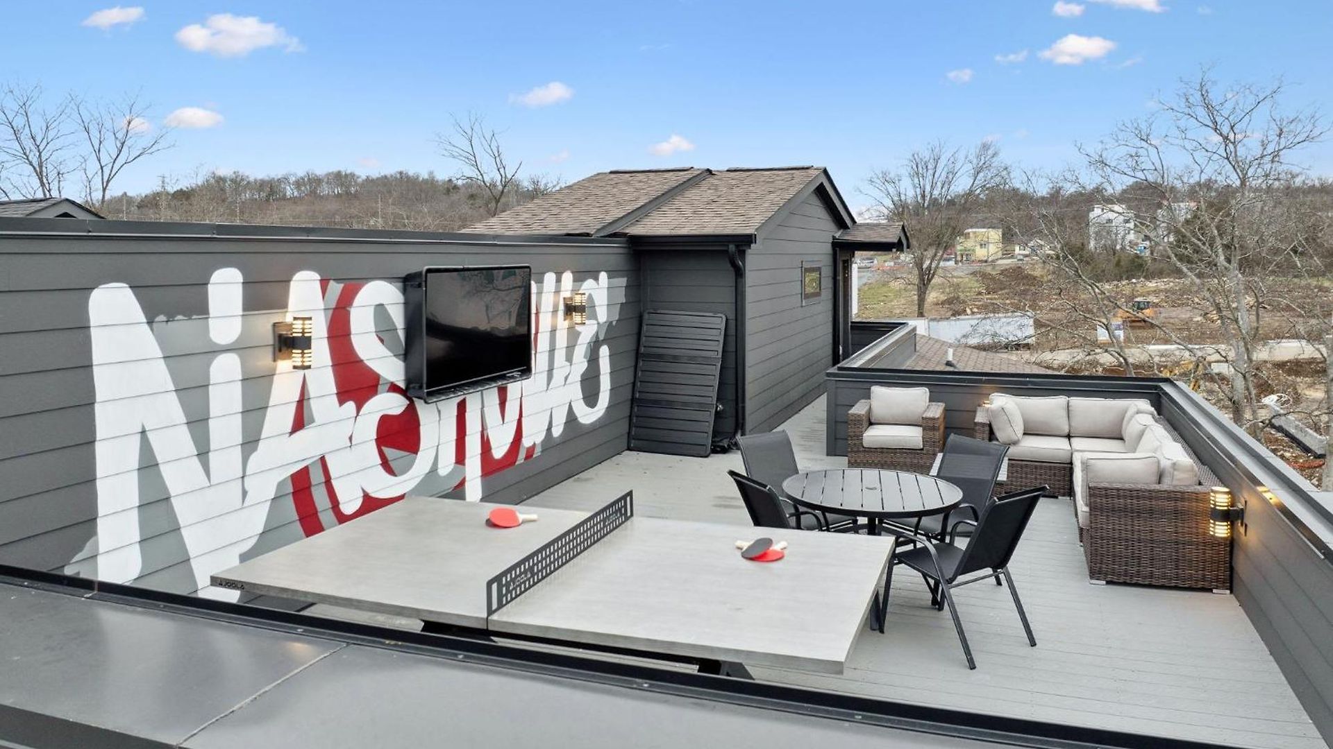 Holiday home Stylish Multi-level Retreat Rooftop & Pool Table *