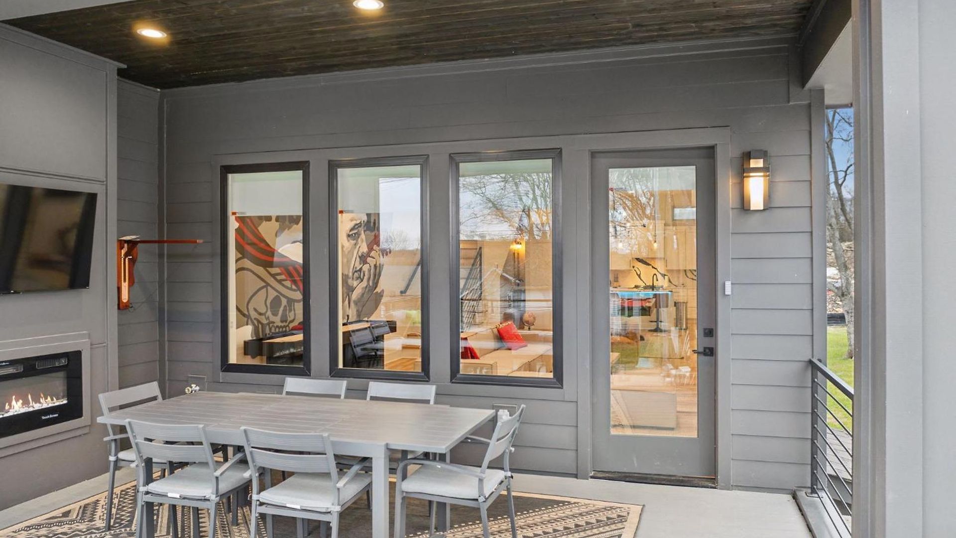 Stylish Multi-level Retreat Rooftop & Pool Table Holiday home *
