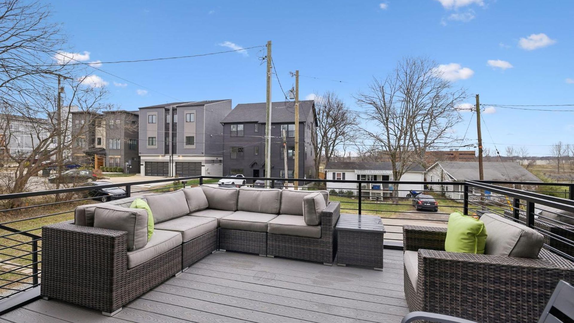 New Modern Multi-level Pooltable & Rooftop Holiday home *