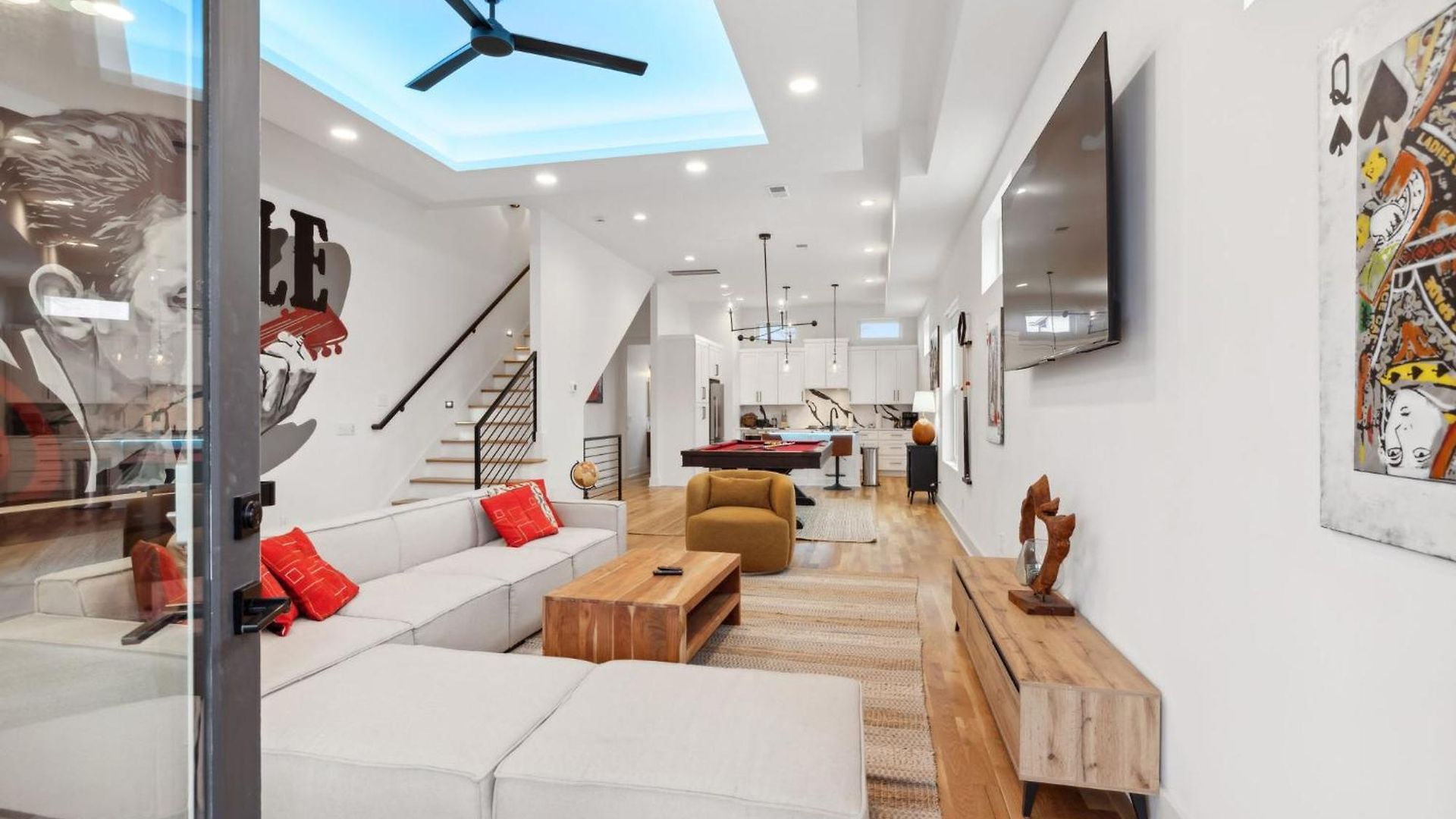 New Modern Multi-level Pooltable & Rooftop Holiday home *