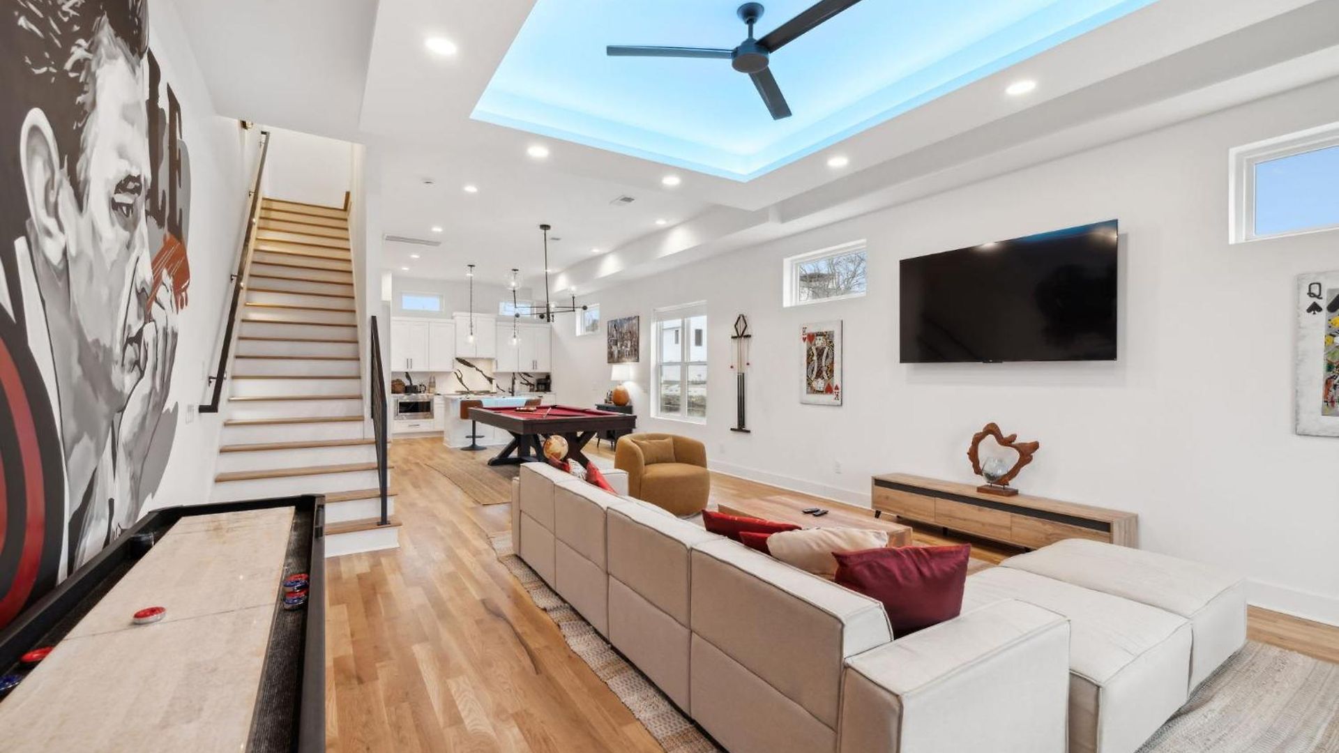 Holiday home New Modern Multi-level Pooltable & Rooftop *