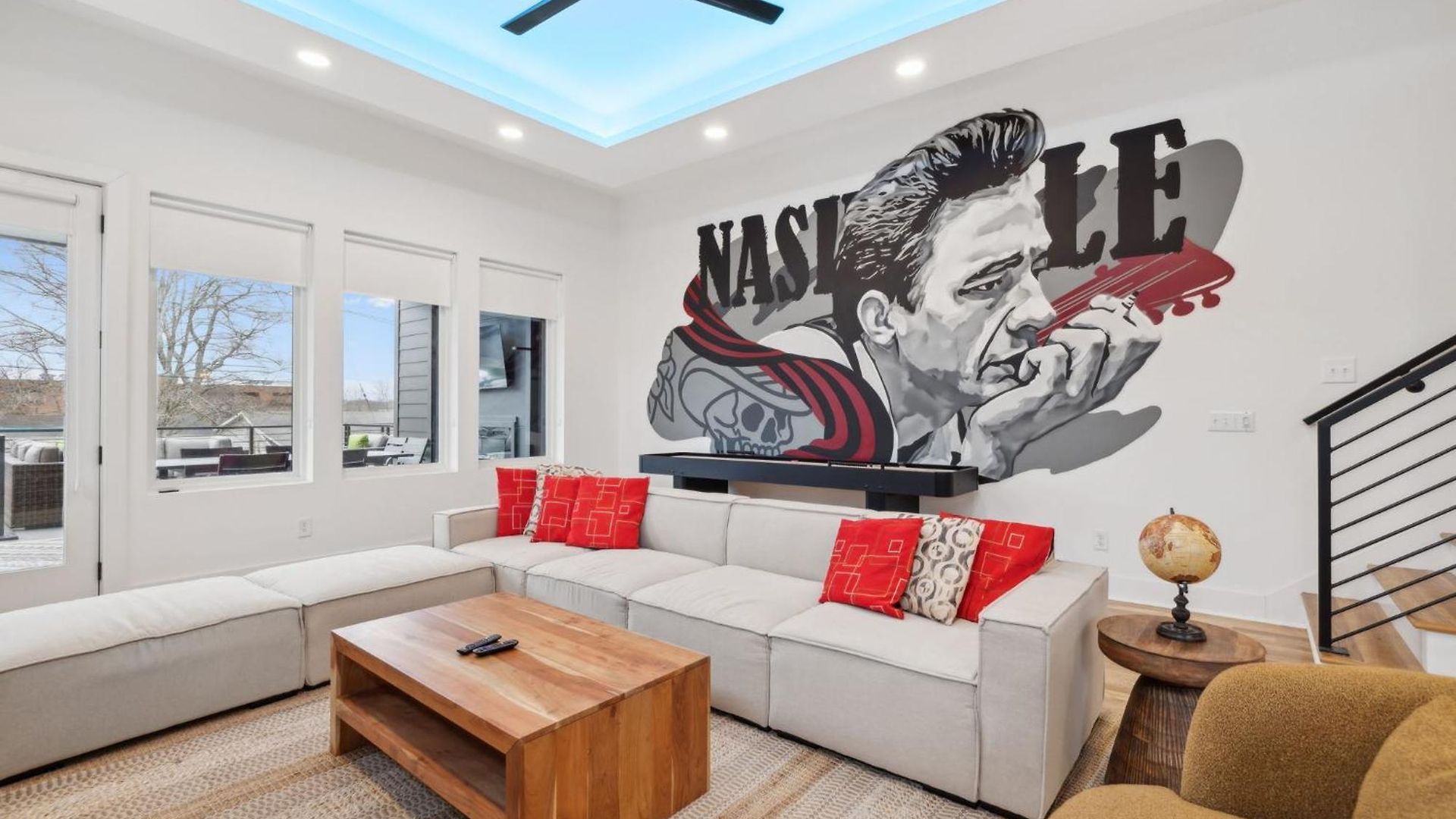 New Modern Multi-level Pooltable & Rooftop Holiday home