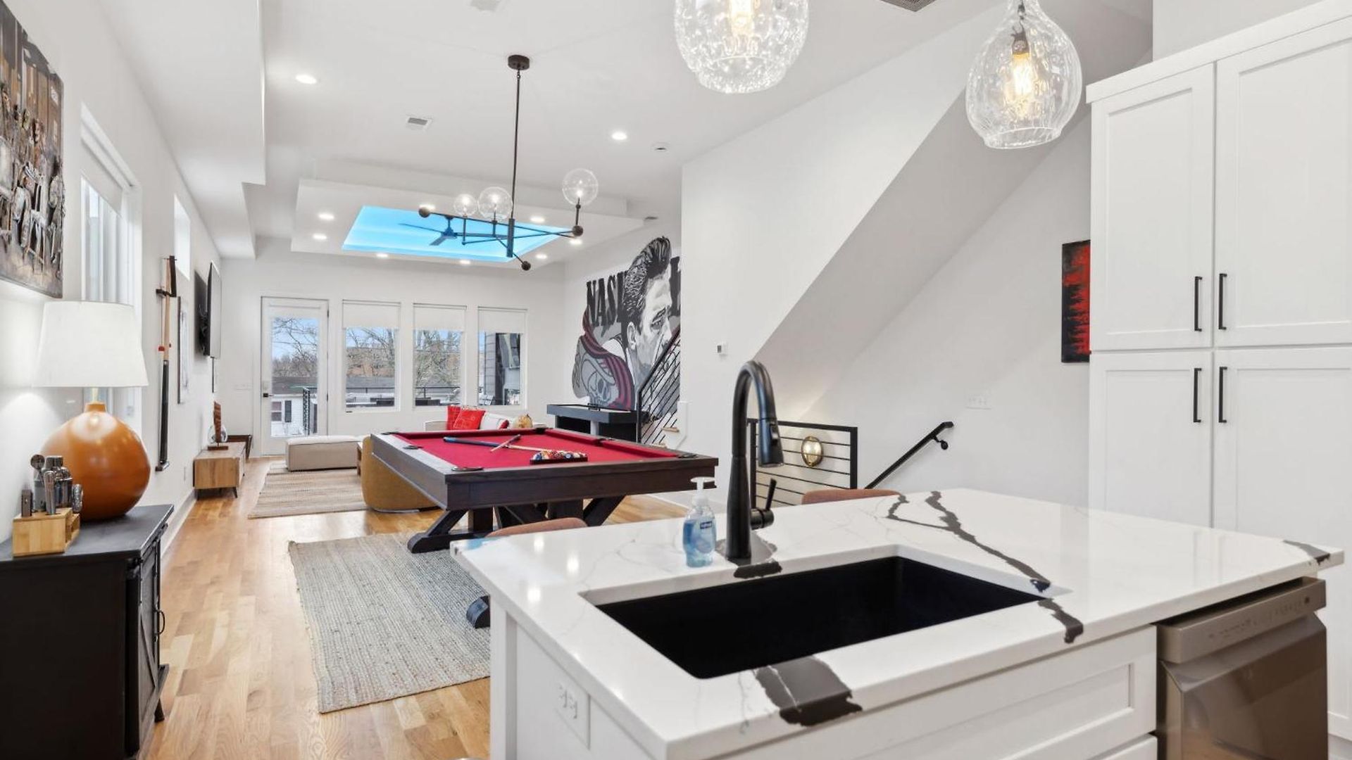 New Modern Multi-level Pooltable & Rooftop Holiday home *