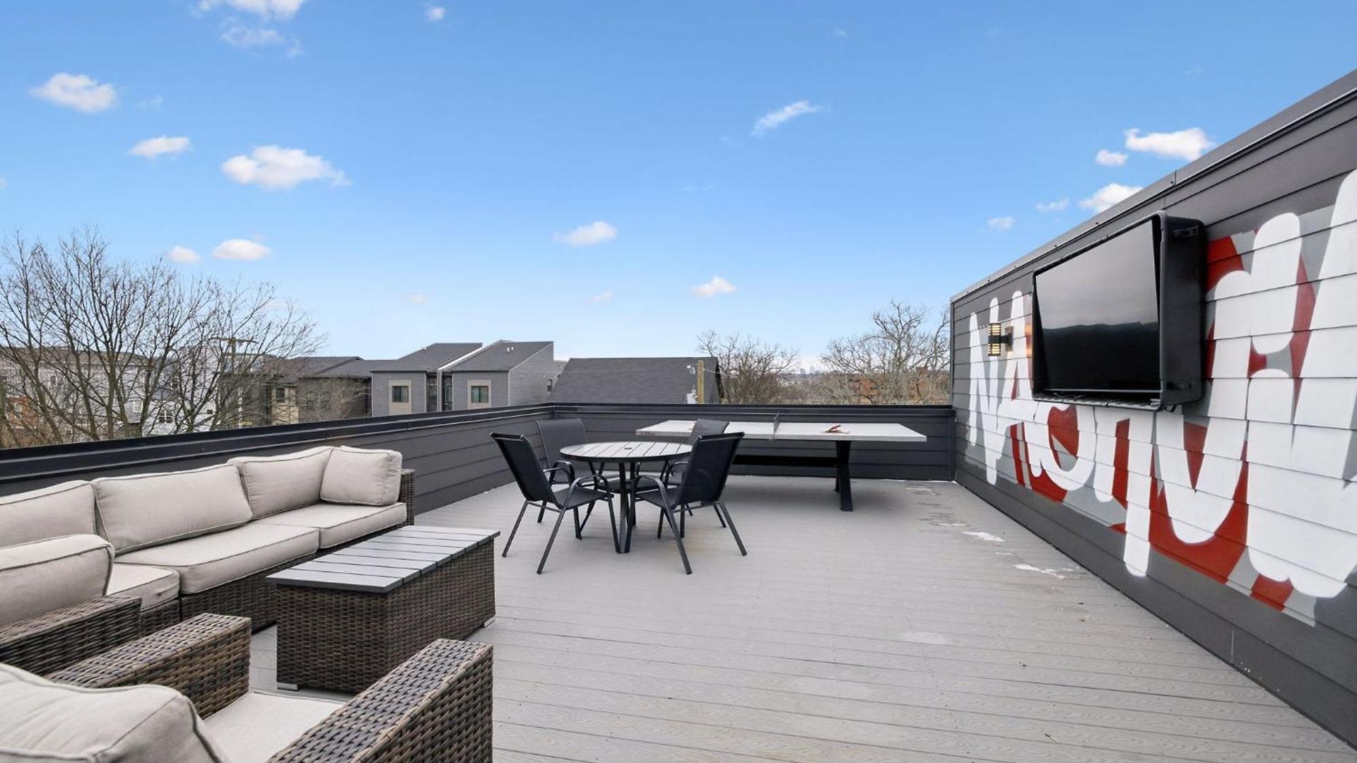New Modern Multi-level Pooltable & Rooftop Holiday home *