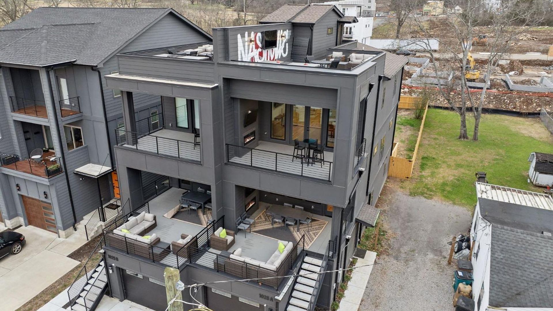 New Modern Multi-level Pooltable & Rooftop Holiday home *