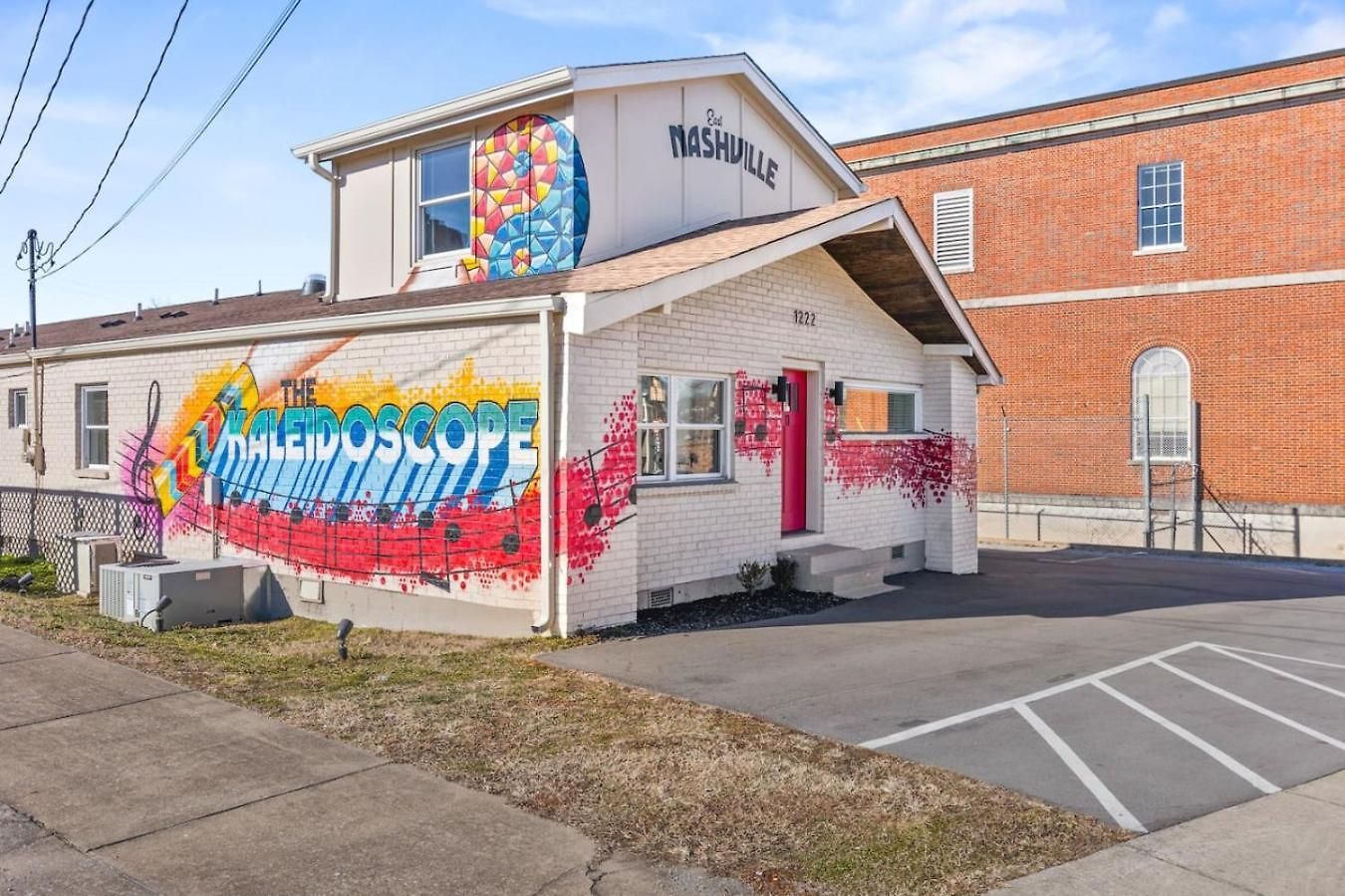 Mid-century Modern Near Restaurants, Coffee And Bars * Nashville