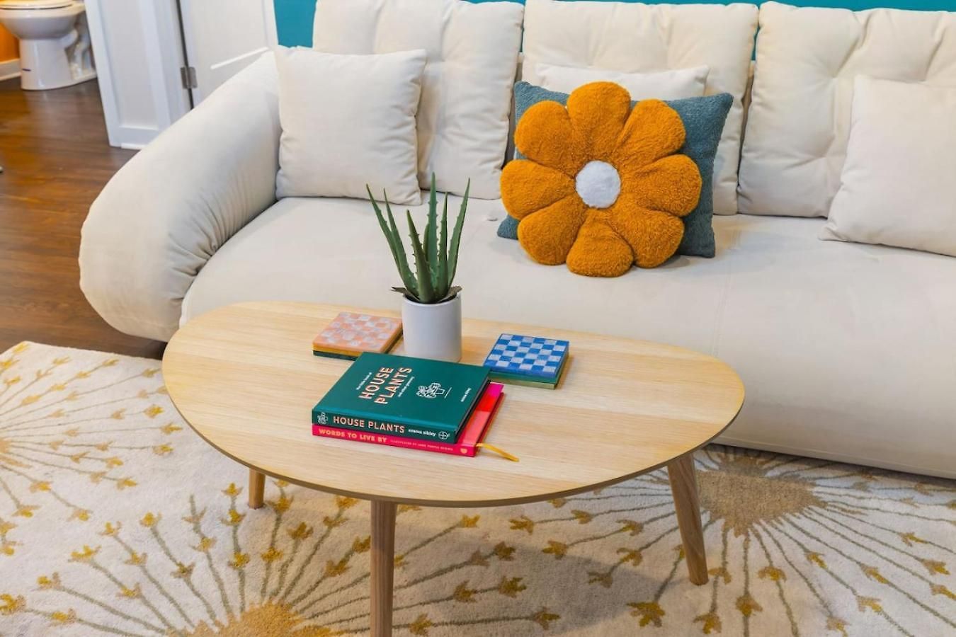 Fun And Fabulous - Walk To Bars, Coffee And Restaurants Holiday home *