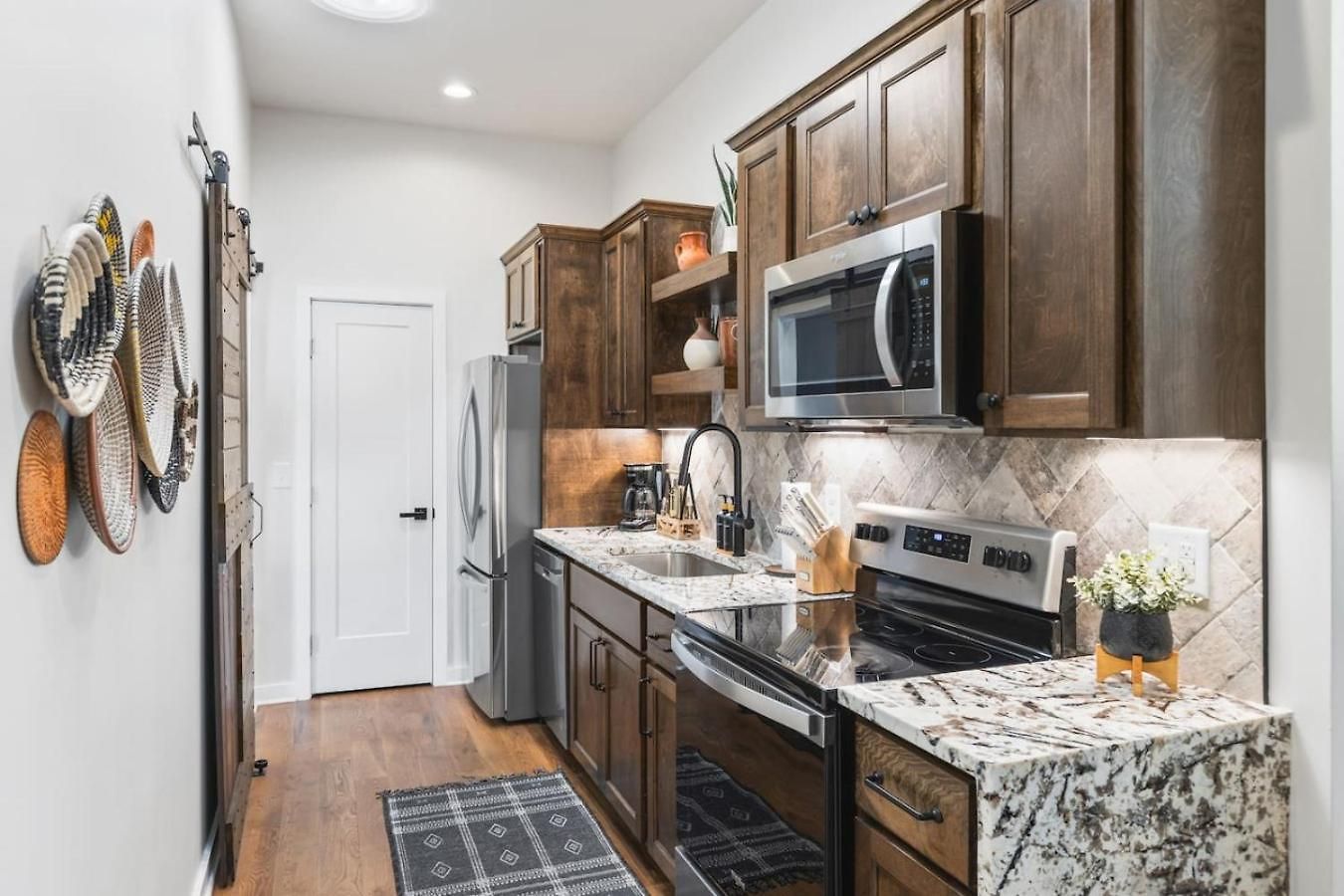 Chic And Cozy - Walk To Bars, Coffee, And Restaurants Holiday home Nashville