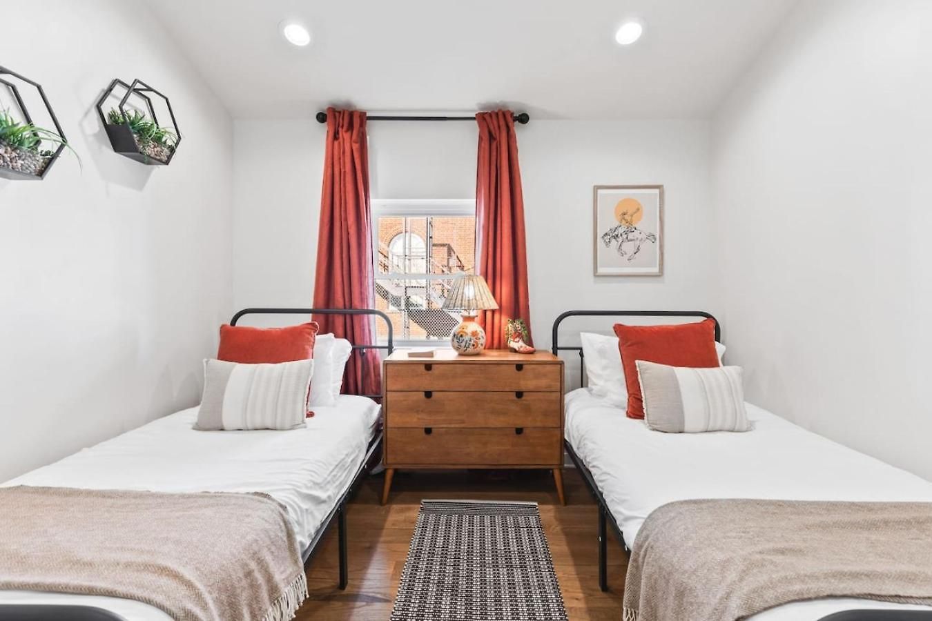Holiday home Chic And Cozy - Walk To Bars, Coffee, And Restaurants *