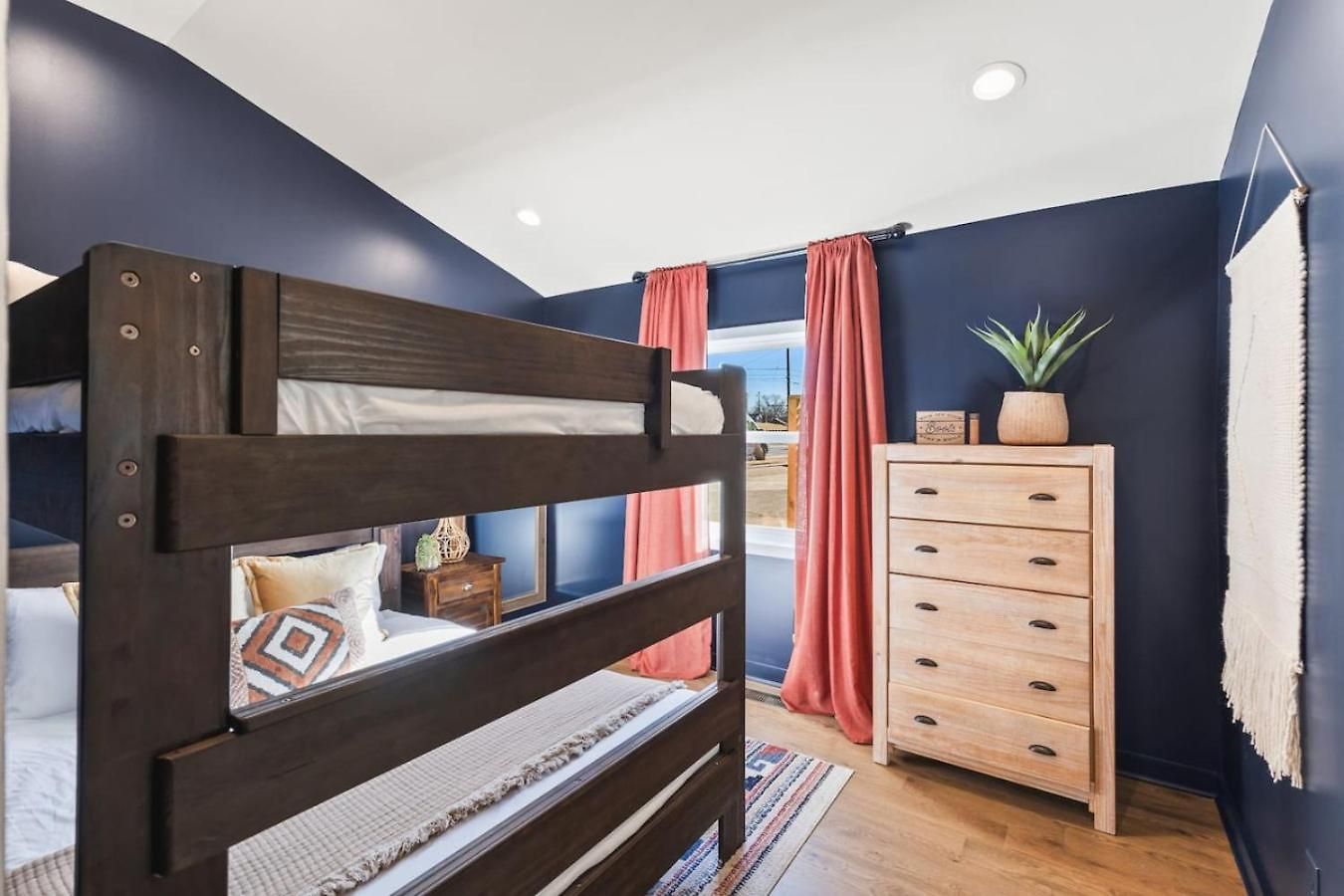 Chic And Cozy - Walk To Bars, Coffee, And Restaurants Holiday home *