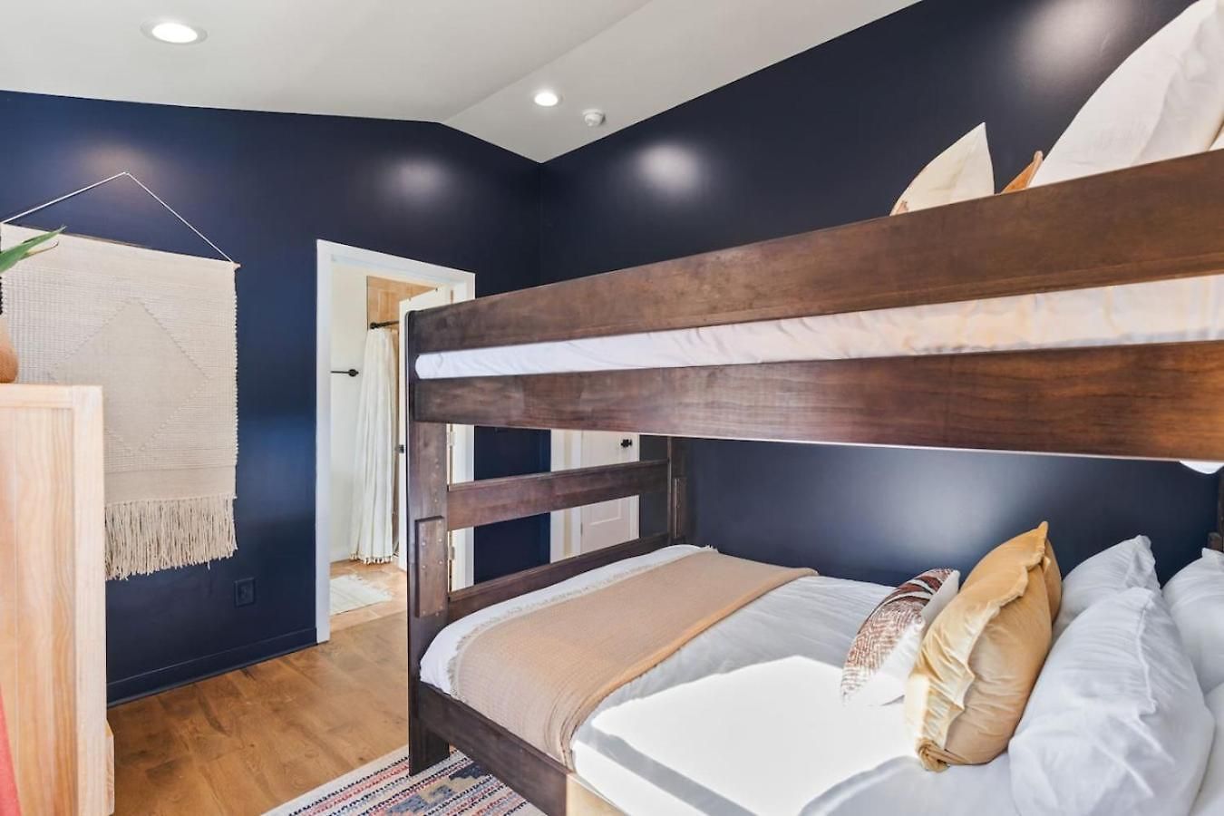 Chic And Cozy - Walk To Bars, Coffee, And Restaurants Holiday home Nashville