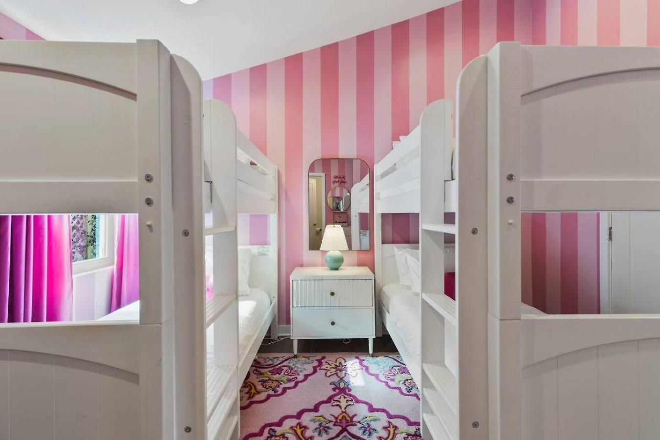 Barbie Dream - Near Restaurants, Coffee And Bar Nashville