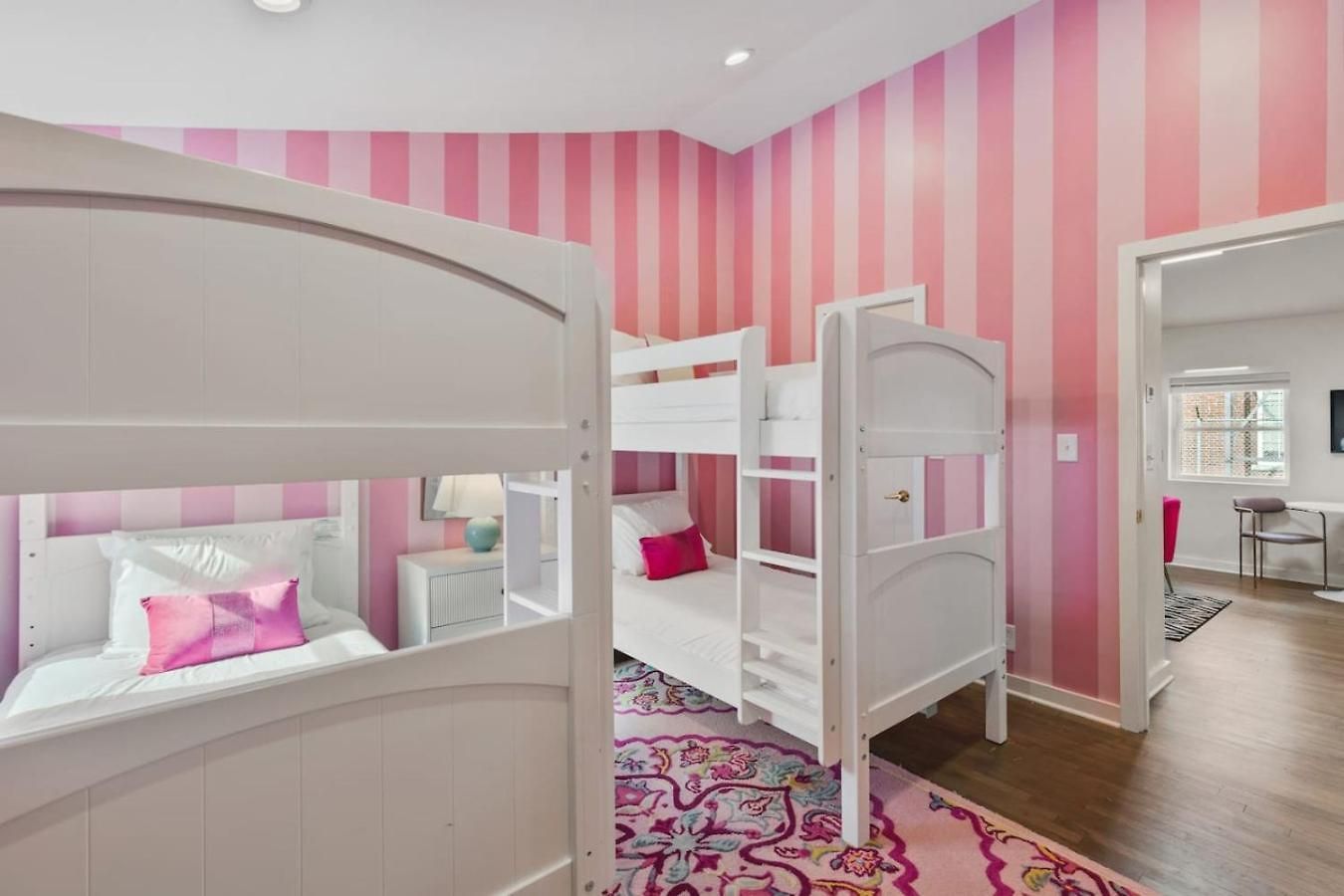 Barbie Dream - Near Restaurants, Coffee And Bar