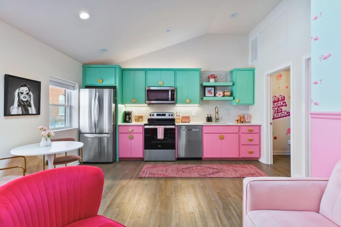 Barbie Dream - Near Restaurants, Coffee And Bar *