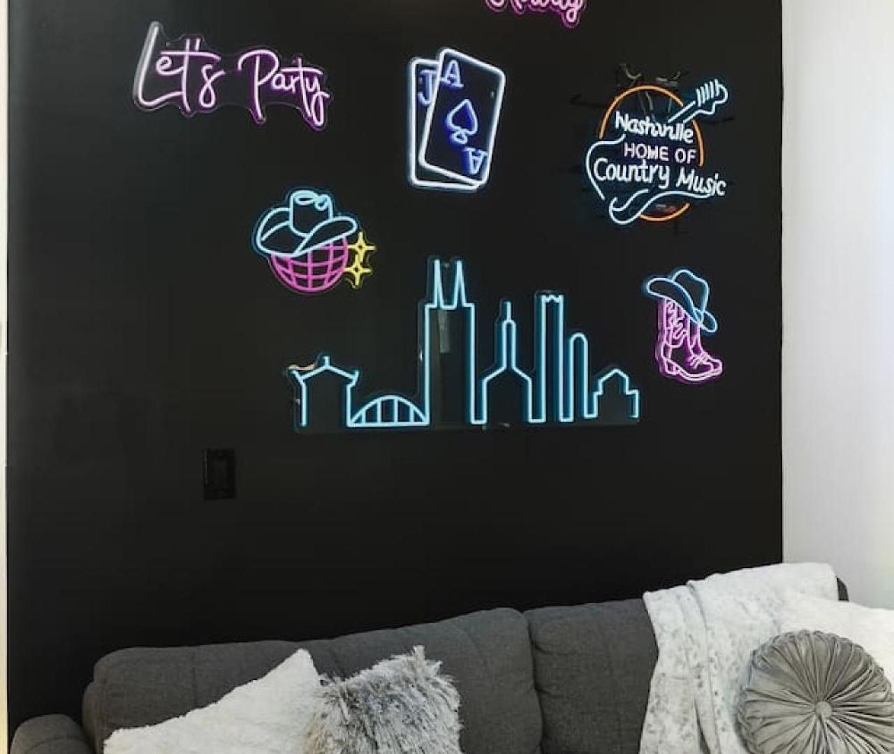 Apartment Vibrant Neon Near Restaurants, Coffee And Bars