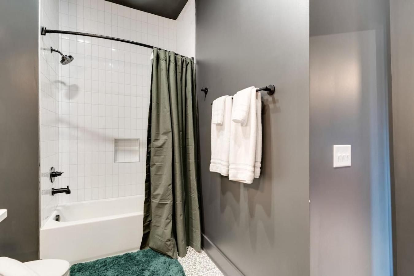 Apartment Spacious Floor Sleeps 6 *