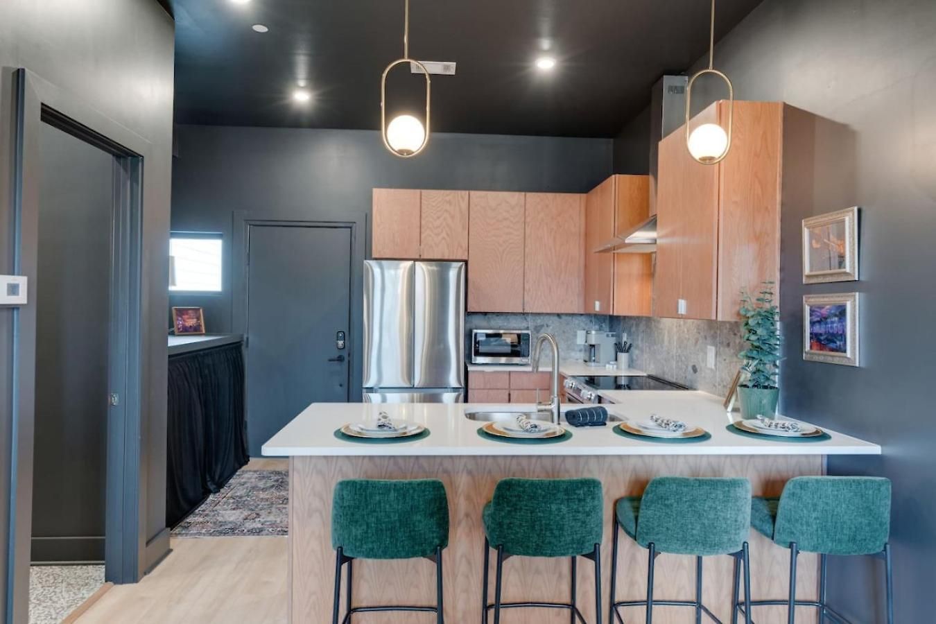 Spacious Floor Sleeps 6 Apartment *