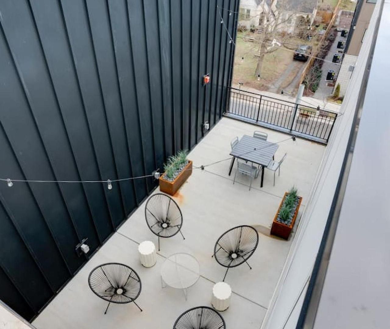 Spacious Floor Sleeps 6 Nashville