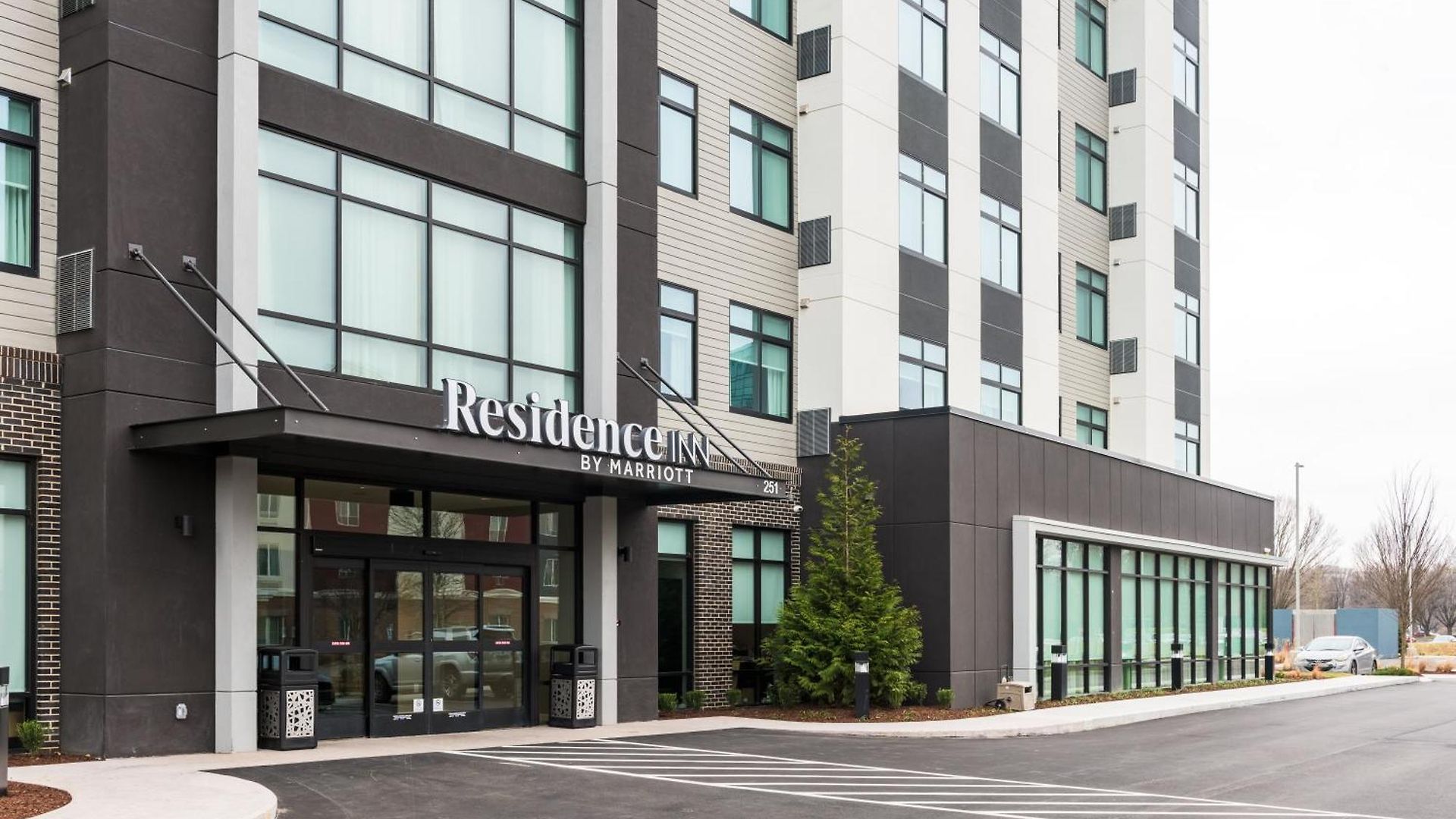 By Marriott Metro Center Hotel 3*