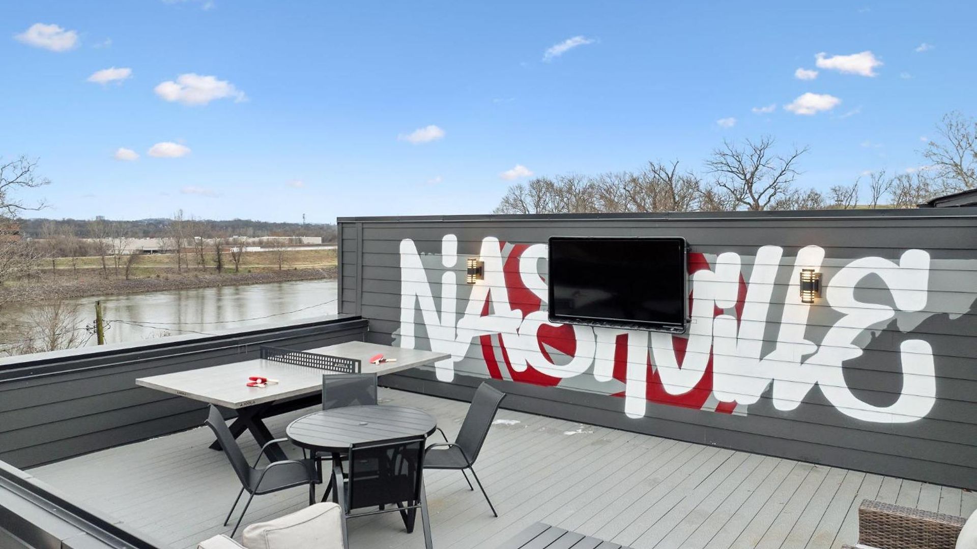 Sleek Multi-level Rooftop Views & Pool Table Holiday home